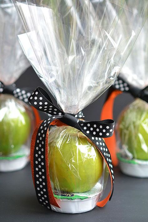 These apple and caramel fall treats are such a GREAT alternative to candy! They'd be fantastic as teachers gifts, party favors or even fall birthdays! Apple And Caramel, Sunshine Committee, Teacher Treats, Fall Birthday Parties, Marketing Gift, Harvest Party, Fall Fest, School Treats, Appreciation Ideas