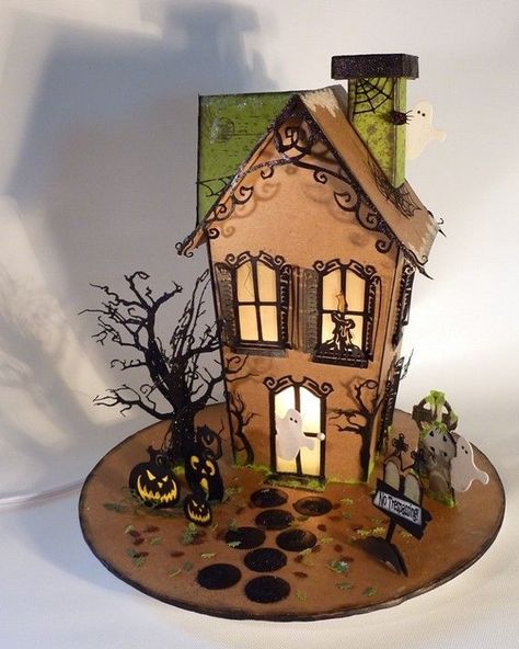 Spooky (And Delicious) Haunted Gingerbread Houses | Beau-coup Blog Victorian Gingerbread House, Haunted Gingerbread House, Haunted House Cake, Halloween Gingerbread House, Halloween Gingerbread, Dessert Halloween, Gingerbread Creations, Halloween Houses, Gingerbread House Designs