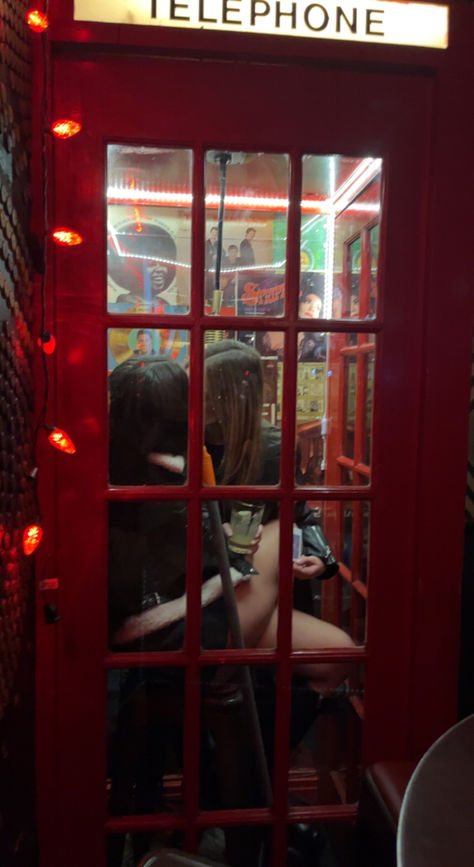 Aesthetic telephone booth photos, travel pictures inspo, couples poses, couples picture, couples travelling London Phone Booth, Magnolia Park, Telephone Booth, Phone Box, Royal Guard, Phone Booth, Film Inspiration, Red Aesthetic, Cinematography