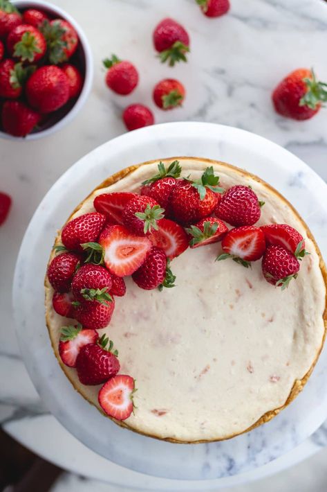 Strawberries Strawberry And Cream Cheese, Cheesecake Birthday, Strawberry Cheesecake Dip, Keto Strawberry Cheesecake, Keto Pies, Low Carb Keto Desserts, Keto Cream Cheese, Strawberry And Cream, Cheesecake Crust