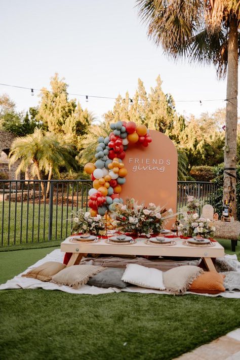 Friendsgiving Picnic Ideas, Friendsgiving Picnic, Boho Friendsgiving, Friendsgiving Backdrop, Sweets Table Wedding, Friendsgiving Ideas, Friendsgiving Dinner Party, Friendsgiving Dinner, Friendsgiving Party