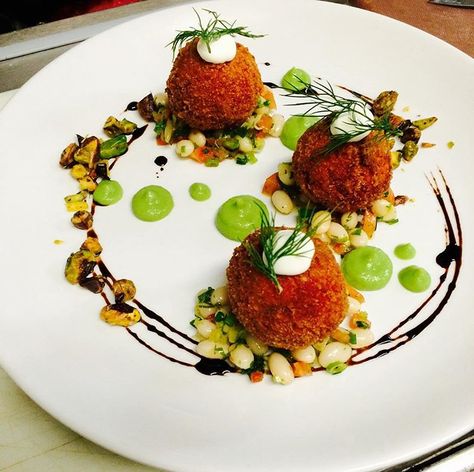 Shawn on Instagram: “Surprise appetizer! Beet & goat cheese arancini, white bean salad, sweet pea purée, lemon sour cream, dill, balsamic reduction, toasted…” Beet Goat Cheese, Beet And Goat Cheese, Gourmet Food Plating, Food Plating Techniques, Michelin Star Food, White Bean Salad, Fine Dining Recipes, Balsamic Reduction, Molecular Gastronomy