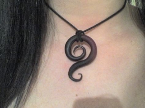 this necklace is so simple yet so grooooooooooovy, i love it:) Fimo Pendant, Plastic Cup Crafts, Fimo Necklace, Homemade Pendant, Swirl Necklace, Rings Chain, Fimo Jewelry, Fun Fun Fun, Metal Clay Jewelry