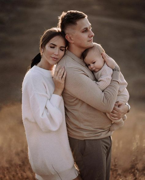 Shooting Photo Famille, Fall Photoshoot Family, Outdoor Family Photoshoot, Baby Family Pictures, First Family Photos, Cute Family Photos, Family Photos With Baby, Family Photoshoot Poses, Baby Fotografie