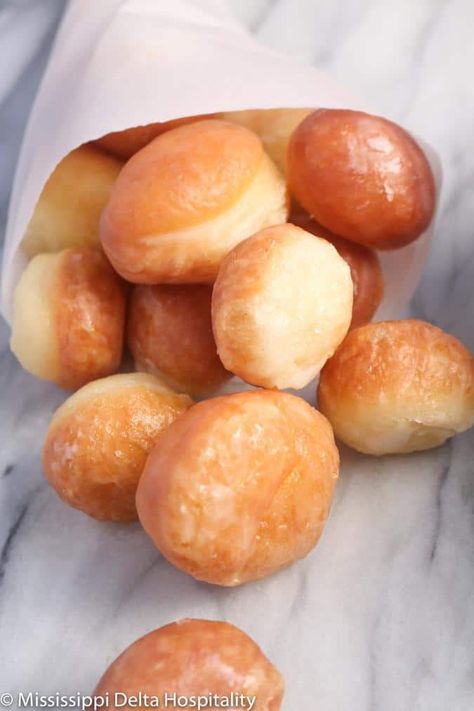 Mini Donut Holes Recipe, Glazed Donut Muffin Recipe, Mini Glazed Donut Recipe, Homemade Donut Holes Recipe Easy, Easy Homemade Donut Holes, Easy Doughnut Holes, Baked Donut Holes Recipes Easy, How To Make Donut Holes, Mini Doughnuts Recipe