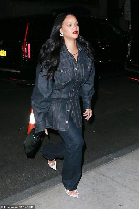 Rihanna Denim, Dark Denim Outfit, Double Denim Outfit, Rihanna Street Style, Looks Rihanna, Double Denim Looks, Denim Jeans Jacket, Rihanna Outfits, Rihanna Looks