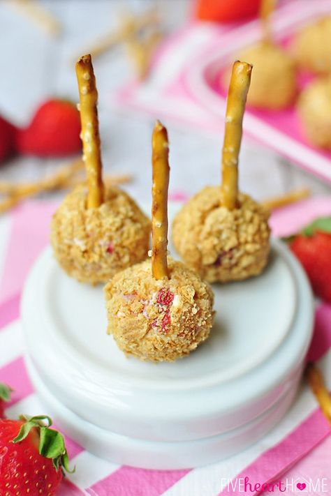 Birthday Appetizers, Cheese Ball Bites, Cheesecake Balls, Cream Cheese Ball, Strawberry Cream Cheese Frosting, Fingerfood Party, Cheese Ball Recipes, Strawberry Cream Cheese, Snacks Für Party