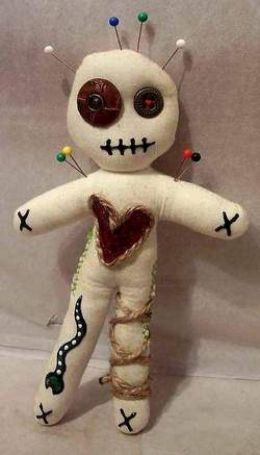 Crafty little doll made from items stored away in a junk drawer. Voodoo Party, Voodoo Costume, Voodoo Halloween, Voodoo Rituals, Voodoo Hoodoo, Pagan Crafts, Voodoo Doll, Monster Dolls, Spirit Dolls