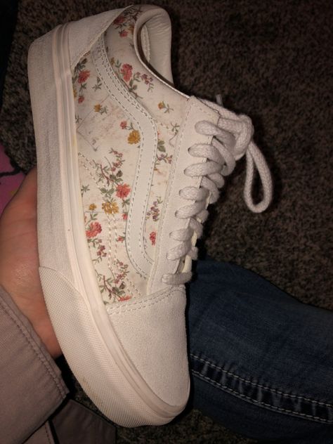 White old school floral vans from The Vans Store Old School Vans Shoes, Painted White Vans, Aesthetic Vans, Tennis Vans, Vans Floral, Vans Aesthetic, Floral Vans, Old School Vans, Vans Outfit