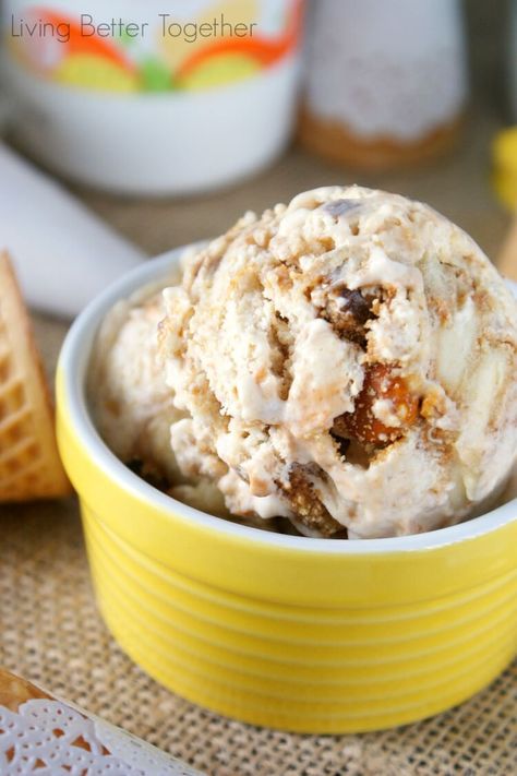 Banoffee Pie Ice Cream | Living Better Together #PMedia #showusyourmess #ad Butterfinger Ice Cream Recipe, Homemade Butterfinger Ice Cream, Butterfinger Ice Cream, Best Ice Cream Cake, English Desserts, Pie Ice Cream, Ice Cream Maker Recipes, Living Better, Banoffee Pie