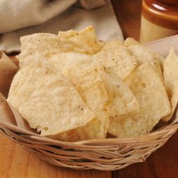 Chipotle Chips, Taco Tortilla, Tortilla Chips Recipe, Chipotle Copycat Recipes, Chipotle Recipes, Copycat Chipotle, Tortilla Chip Recipe, Baked Tortilla Chips, Homemade Tortilla Chips