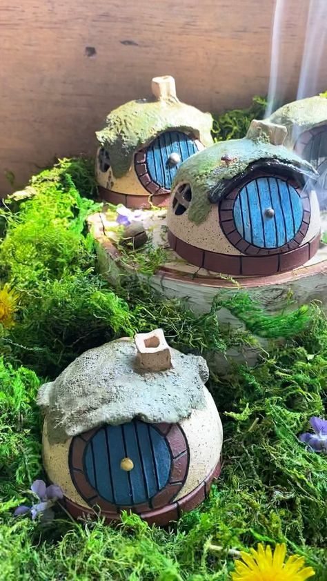 shamblinshop on Instagram: Another batch of hobbit holes are almost ready! Hobbit Hole Mug, Diy Hobbit Hole, Hobbit Pottery, Hobbit Crafts, Ideas Arcilla, Hobbit Holes, Hobbit Art, Hobbit Hole, Garden Pottery