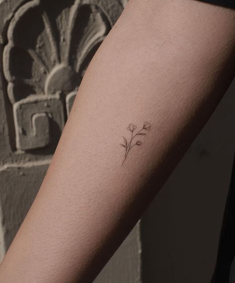 3 Tiny Flower Tattoo, Fineline Small Flower Tattoo, Thinline Flower Tattoo, Flower Tattoo With Script, Grey Fine Line Tattoo, Fine Line Flower Wrist Tattoo, Fine Line Tattoo Ideas With Meaning, Fine Line Flower Tattoo Small, Fine Line Aesthetic Tattoo