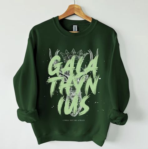 Step up your fandom game with this Aelin Galathynius Throne of Glass sweatshirt! Show off your love for the powerful and charismatic protagonist of Sarah J. Maas' best-selling series. The bold graphic design featuring Aelin's signature fiery spirit adds a touch of style to your everyday wardrobe. Whether you're a fan of the books or just love the character of Aelin, this sweatshirt is a must-have for any Throne of Glass collector. Get yours today and let the world know who rules Terrasen! Queen Of Terrasen, Aelin Galathynius, Bookish Merch, Throne Of Glass, Sarah J Maas, Bookish Gifts, Sarah J, Main Character, Everyday Wardrobe