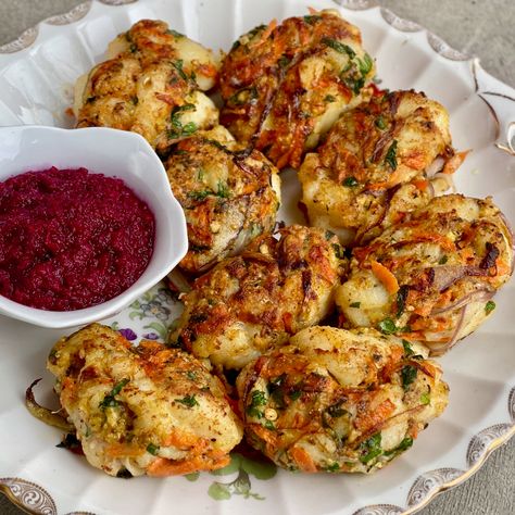 Seared Gefilte Fish Cakes Gefilte Fish Recipe, Gefilte Fish, Cooking Beets, Passover Table, Vegetable Frittata, Sturgis Rally, Matzo Meal, Food Fest, Fish Cakes