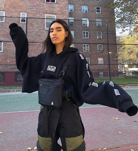 HBX Women on Instagram: “@ellebaness in her @alyxstudio Chest Rig Bag. Tap to shop.” Tech Outfit, Woman Streetwear, Black Fanny Pack, Dressy Shirts, Chest Rig, Tactical Vest, Streetwear Aesthetic, Fire Fits, Outfit Women