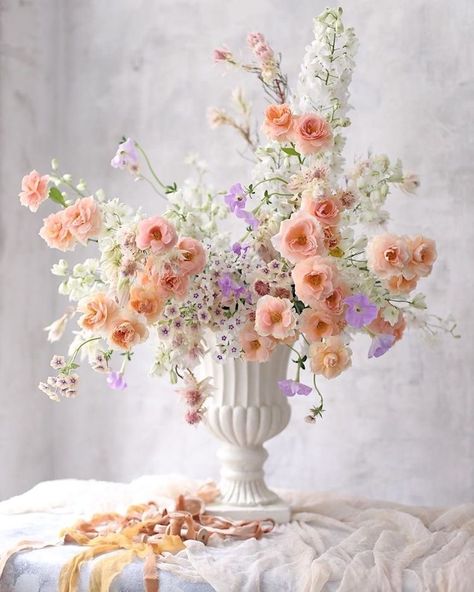 Fleur Aesthetic, Urn Design, Mixed Flowers, Floral Aesthetic, Diy Arrangements, Keramik Design, Flower Studio, Bouquet Arrangements, Beautiful Flower Arrangements