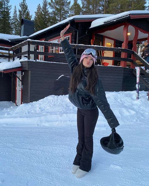 Mountain Weekend Outfit, Aspen Colorado Winter, Cute Ski Outfits, Velma Costume, Cabin Weekend, Snow Photoshoot, Pretty Nose, Mountain Aesthetic, Lapland Finland