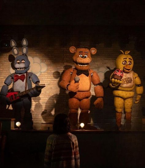 Alex ! ⭐️ on X: "An extended version of a shot from the FNAF MOVIE has just been found! It appears to show Abby looking at the animatronics on stage! #FNAFMovie https://t.co/WBC4DzQOmm" / X Five Nights At Freddy's Movie, Freddy Movie, I Always Come Back, Robot Animal, Fnaf Wallpapers, Fnaf 1, Fnaf Movie, William Afton, Freddy Fazbear