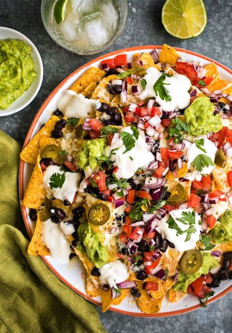 Fully loaded vegetarian nachos with homemade guacamole, fresh salsa, black beans and jalapenos. Nachos Recept, Vegetarian Nachos, Pulled Pork Nachos, Pork Nachos, Vegetarian Mexican, Loaded Nachos, Diner Recept, Homemade Guacamole, Nachos Recipe