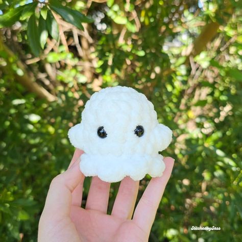 Itty bitty ghost 👻 Pattern by @crochetwbay #crochet #halloween #ghost #amigurumi #crochetplush #halloweencrochet #crochetghost #freepattern Mini Ghost Crochet, Small Crochet Ghost, Ghost Plush Crochet Pattern Free, Crochet Ghost Plush, Ghost Plush Crochet Pattern, Itty Bitty, Halloween Crochet, Free Pattern, Ghost