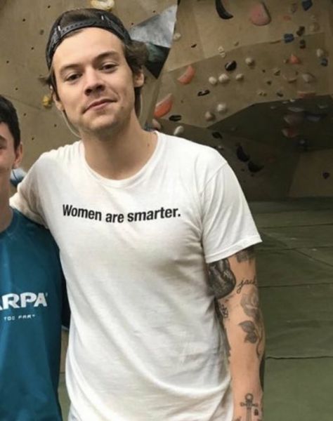 “women are smarter” harry styles. Harry Styles Inspired Outfits, Harry Styles Shirt, Harry Styles Outfit, Mr Style, Harry Edward Styles, Edward Styles, Trending Shirts, Fashion Tees, Harry Styles