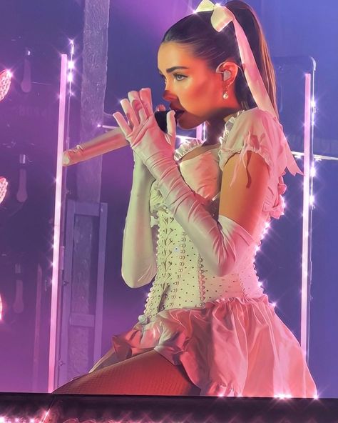 hannah on Instagram: “she’s so angelic credits to @lstshells” Madison Beer, Pop Star, Beer, Concert, Pink, On Instagram, White, Instagram