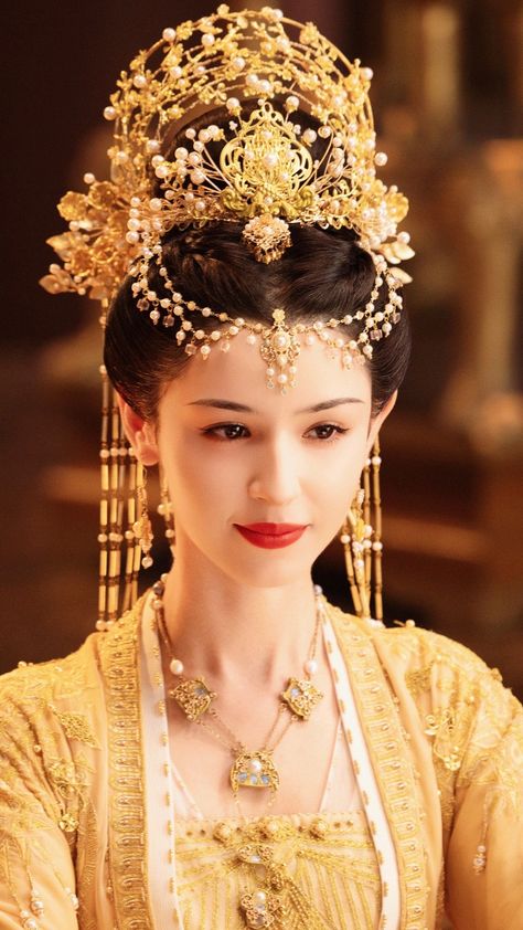 Asian Royalty Aesthetic, Drama Hairstyles, Asian Royalty, Yanxi Palace, Chinese Traditional Costume, Dragon Phoenix, Royalty Aesthetic, Hanfu Dress, Costume Drama