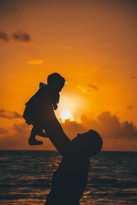 Fathers Day Wallpapers, Dad Aesthetic, Love Parents, Golden Hour Photos, Father And Baby, Christmas Wallpaper Backgrounds, Cool Fathers Day Gifts, Silhouette Photos, Silhouette Images