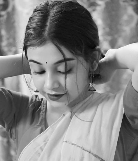 Saree Poses Black And White, Self Portrait Poses At Home, Self Portrait Photography Ideas At Home, Sari Pose, Fashion Store Names, Indian Poses, Poses At Home, Saree Pose, Saree Accessories