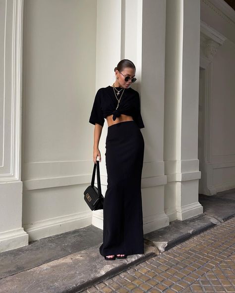 Black Maxi Skirt Outfit, Summer Fits Aesthetic, Black Satin Skirt, Black Skirt Outfits, Stylist Fashion, European Summer Outfits, Satin Noir, Chique Outfits, Hm Skirt