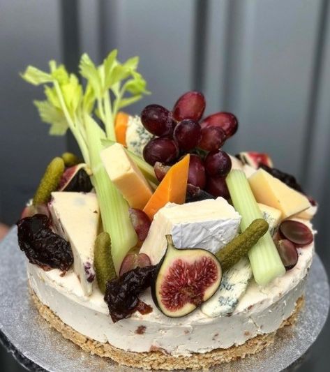 A savoury cheeseboard cheesecake exists and we are in love Savoury Cheesecake Recipes, Savoury Birthday Cake, Savory Birthday Cake, Savoury Cheesecake, Christmas Canapés, Savory Cheesecakes, Cheese Business, Savory Cheesecake, Charcuterie Party