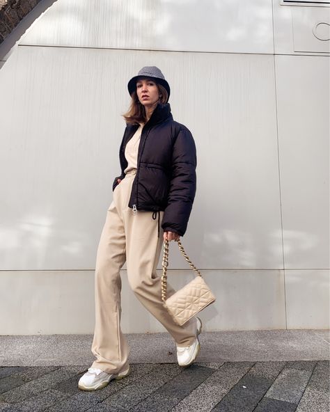 Beige Wide Leg Trousers Outfit, Trousers Outfit Fall, Chunky Trainers Outfit, Trainer Outfits, Beige Wide Leg Pants, Street Style Minimalist, Outfit Beige, Daily Street Style, Autumn Street