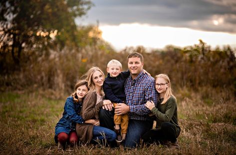 Family of five. #familyphotography #fallfamilyphotos #family #photography #photoshoot Family Pictures With 5 People, Family Of Five Fall Photoshoot, 5 Family Members Photoshoot, Fall Photoshoot Family Of Five, Family Of Five Photo Poses, Family Of 5 Portrait Poses, Family Of Five Picture Poses, Family Of 6 Christmas Pictures, Posing For Family Of 5