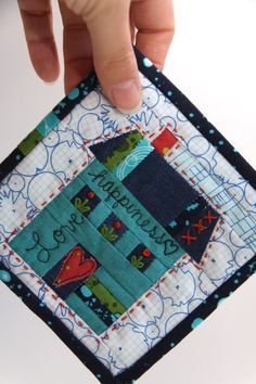 Tiny House Quilt Patterns Free, Free Quilted Potholder Patterns, Patchwork Projects Ideas, Cambell Soup, Tiny Quilts, House Quilt Block, House Quilt Patterns, Mini Quilt Patterns, Mug Rug Patterns