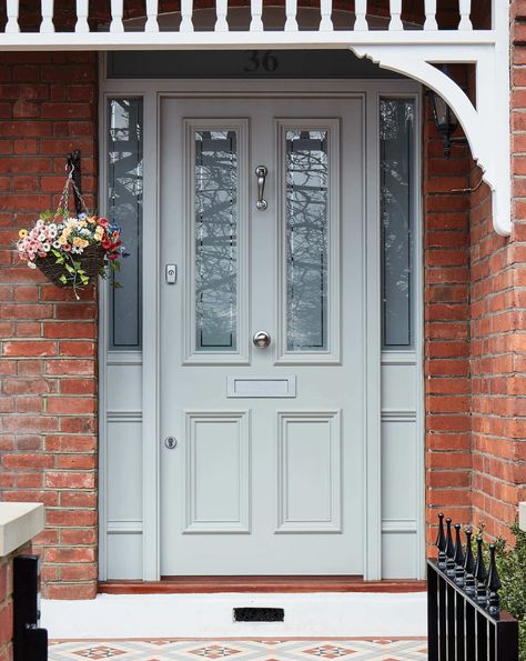 This classic Victorian style front door and door frame has etched glass panels, chrome door furniture and features a self-coloured letterbox. Deur Makeover, Victorian Front Door, Front Doors Uk, Victorian Front Doors, Etched Glass Door, Traditional Front Doors, Front Door Styles, Wooden Interior, Victorian Townhouse