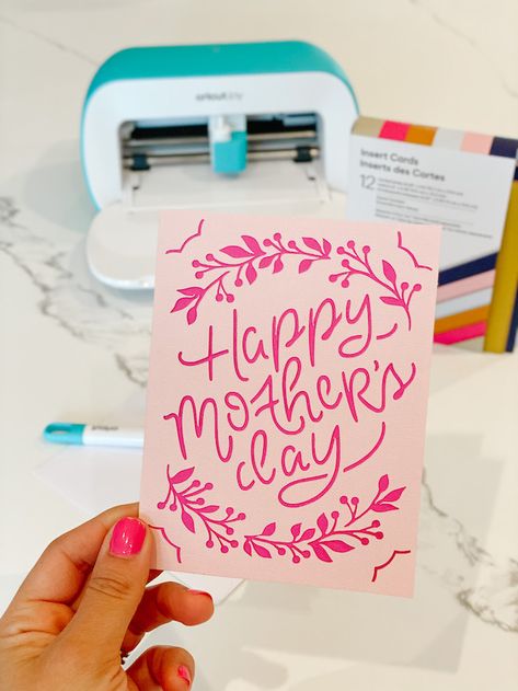 Easy and Quick Mother's Day Card with Cricut Joy – No Computer Project! Quick Mothers Day Cards, Cricut Mothers Day Cards Free Svg, Mother’s Day Cricut, Mothers Day Card Cricut, Cricut Mothers Day Cards, Mothers Day Cricut Ideas, Cricut Room, Computer Project, Paper Projects Diy