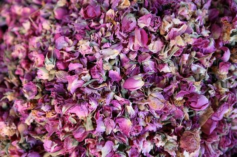 What To Do With Rose Petals - 10 Ways to Use Your Leftover Flowers Drying Mint Leaves, Rose Petal Bath, Pink Rose Petals, Herbs Plants, Dried Roses, Drying Roses, Plants Leaves, Red Rose Petals, Dried Herbs