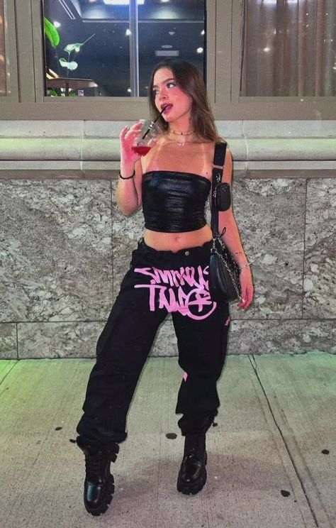 Calça que a Mel Maia usou em Nova York no show do Mc Daniel.  À venda - Link fixado no post 🔥 Parklife Outfit, Glastonbury Fashion, Festival Themed Party, Festival Outfit Ideas, Y2k Outfits Men, Pick Outfits, Festival Attire, Look Festival, Fabulous Outfits