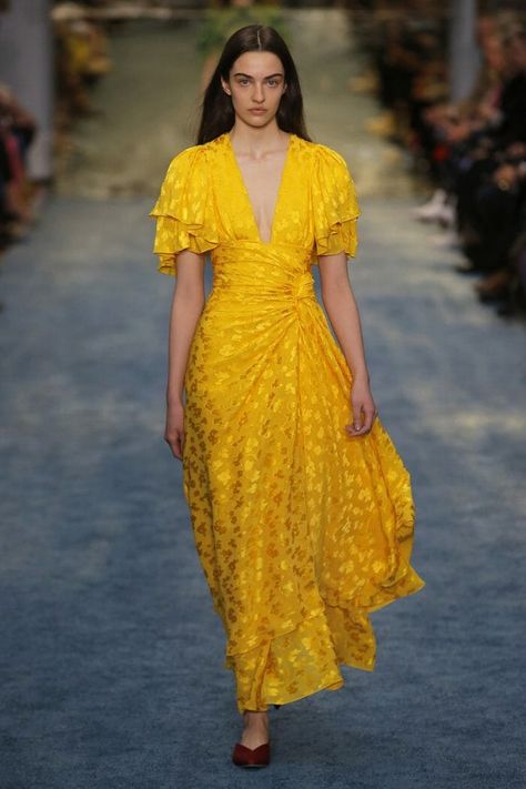 Caroline Herrera, 2019 Runway, New York Fall, Runway Dresses, Jacquard Dress, Kebaya, Carolina Herrera, Mode Style, Yellow Dress