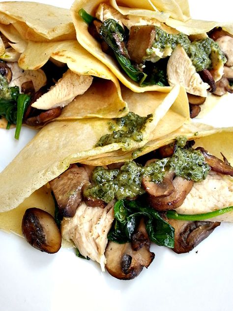 savory crepes Pesto Crepes, Yummy Crepes, Savory Crepes Filling, Mushroom Pesto, Crepe Recipe Savory, Mushrooms And Spinach, Crepes Filling, Chicken Mushrooms, Chicken Mushroom