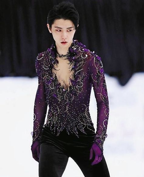 Figure Skating Outfits Men, Niche Aesthetic, Figure Skating Outfits, Figure Skating Costumes, Fancy Suit, Skating Outfits, Japanese Boy, Hanyu Yuzuru, Casual Clothes