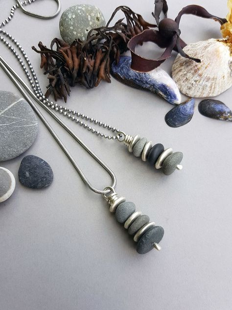 Pebble Jewelry Diy, Pebble Stack, Seaglass Jewellery, Pebble Crafts, Jewellery Techniques, Polished Rocks, Beach Stones Jewelry, Slate Art, Pebble Jewelry