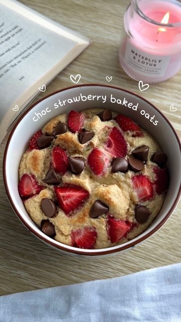 rachie on Instagram: "choc strawberry baked oats 🍫☁️✨ It’s like a light fluffy cake, with melted chocolate and strawberries. The perfect cosy breakfast for when you feel like a little treat. All you need is: 🌾 1/3 cup oat flour 🍦 2 tablespoons vanilla protein @macr0mike ✨ 1 teaspoon baking powder & monk fruit ☁️ 1 tablespoon vanilla yogurt 🥛 1/3 cup almond milk 🐻 dark choc chips 🍓 strawberries Choccy sauce: 2 squares dark choc 1/2 tablespoon almond milk Bake at 170 degrees Celsius for 15 minutes and enjoy xo #bakedoats #chocolatestrawberries #healthybreakfastideas #healthyrecipes #breakfastideas #oatsforbreakfast" Strawberry Baked Oats, Cosy Breakfast, Fluffy Cake, Bakery Foods, Monk Fruit, Healthy Food Dishes, Baked Oats, Healthy Food Motivation, Melted Chocolate