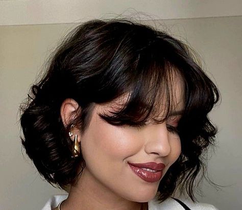 Chin Length Formal Hairstyles, Curlers Short Hair, Short Curly Hair Wedding Styles, Hollywood Waves Short Hair, Short Hair Wedding Hairstyles, Short Bridesmaid Hair, Wavy Hair Short, Curly Bob With Bangs, Latina Short Hair