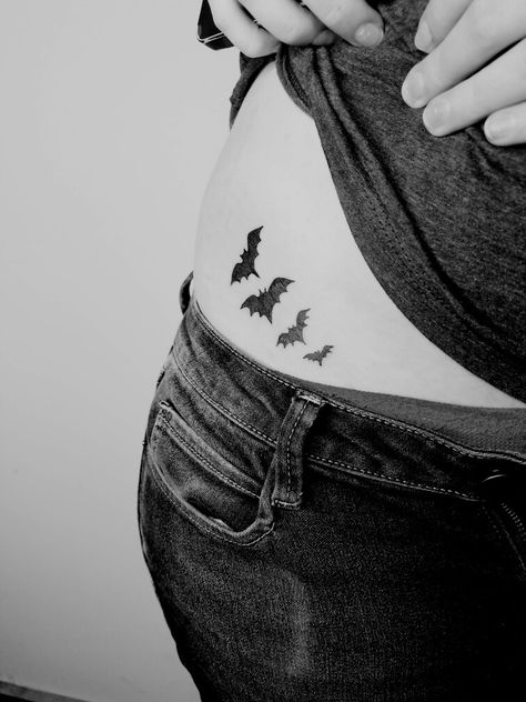 Hip bat halloween tattoo Bats On Hip Tattoo, Bat Hip Tattoo, Tattoos Underboob, Tattoo Bat, Tattoos Hip, Soulmate Au, Waist Tattoos, Lower Stomach, Bat Tattoo