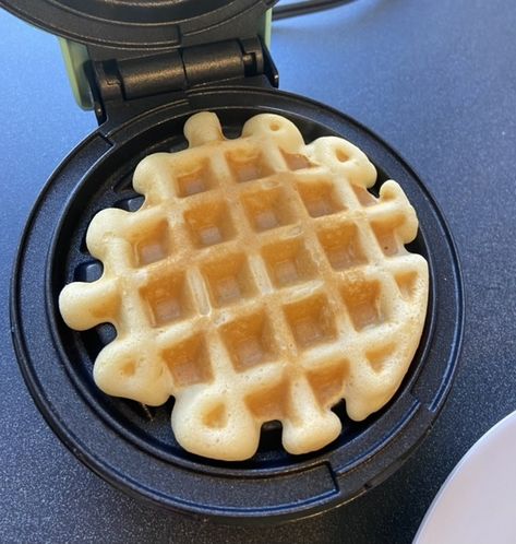 A Week's Worth of Mini Waffle Maker Breakfasts Greek Yogurt Waffles, Mini Waffle Recipe, Dash Recipe, Mini Waffle Maker, Waffle Iron Recipes, Belgium Waffles, Waffle Maker Recipes, How To Make Waffles, Homemade Waffles