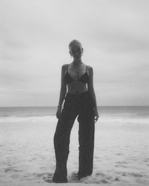 Jeep Beach Aesthetic, Rnb Playlist, Beach Aesthetic Photos, Jeep Beach, Josefine H J, White Jeep, Black And White Beach, Sea Photo, Beach Shoot