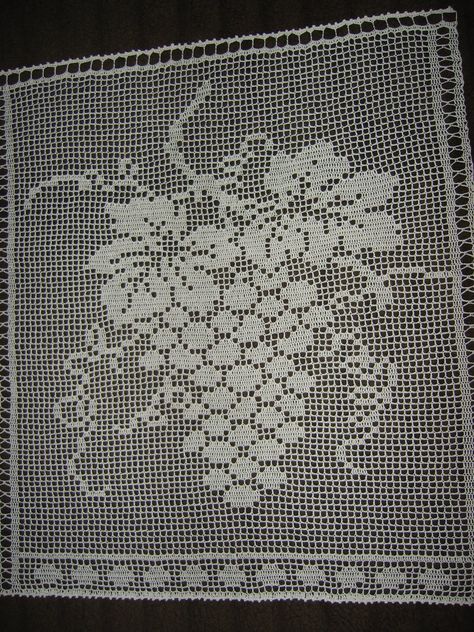 Hoe gordijntjes haken en filethaken en gratis patronen - Hobby.blogo.nl Crochet Window Curtain, Crochet Grapes, C2c Crochet Pattern Free, Fillet Crochet Patterns, Crochet Table Mat, Crochet Square Blanket, Crochet Doily Diagram, Crochet Table Runner Pattern, Filet Crochet Charts