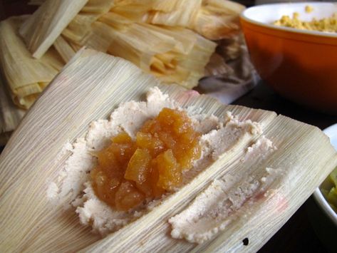 Apple Tamales, Fruit Tamales, Maseca Recipes, Unusual Desserts, Dessert Tamales, Tamale Recipes, Tamale Party, Mexican Board, Masa Recipes